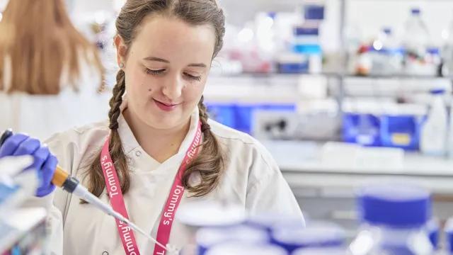 A Tommy’s researcher working in the lab